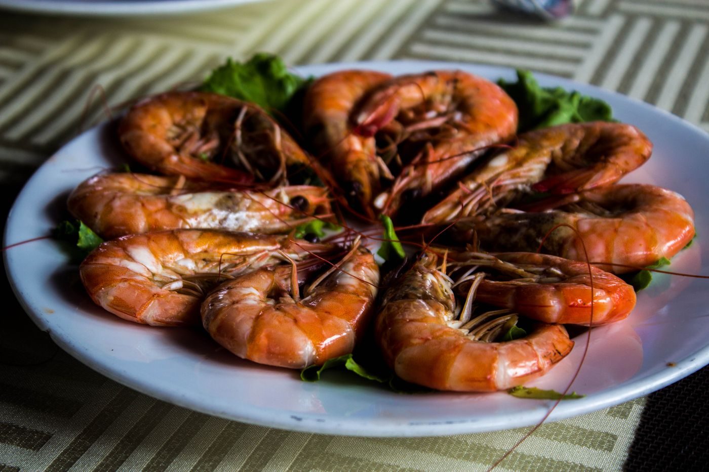 Plato de camarones asados con hierbas