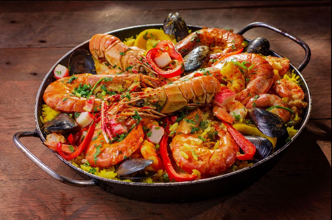 Mariscada servida en cazuela con camarones, mejillones y langostinos