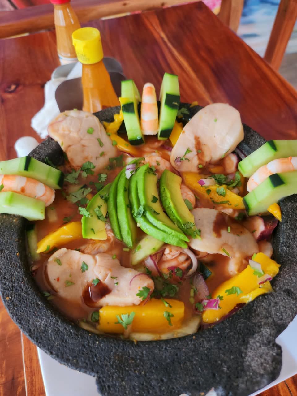 Molcajete de aguachile con callo de hacha, camarones, pepino, aguacate y cilantro