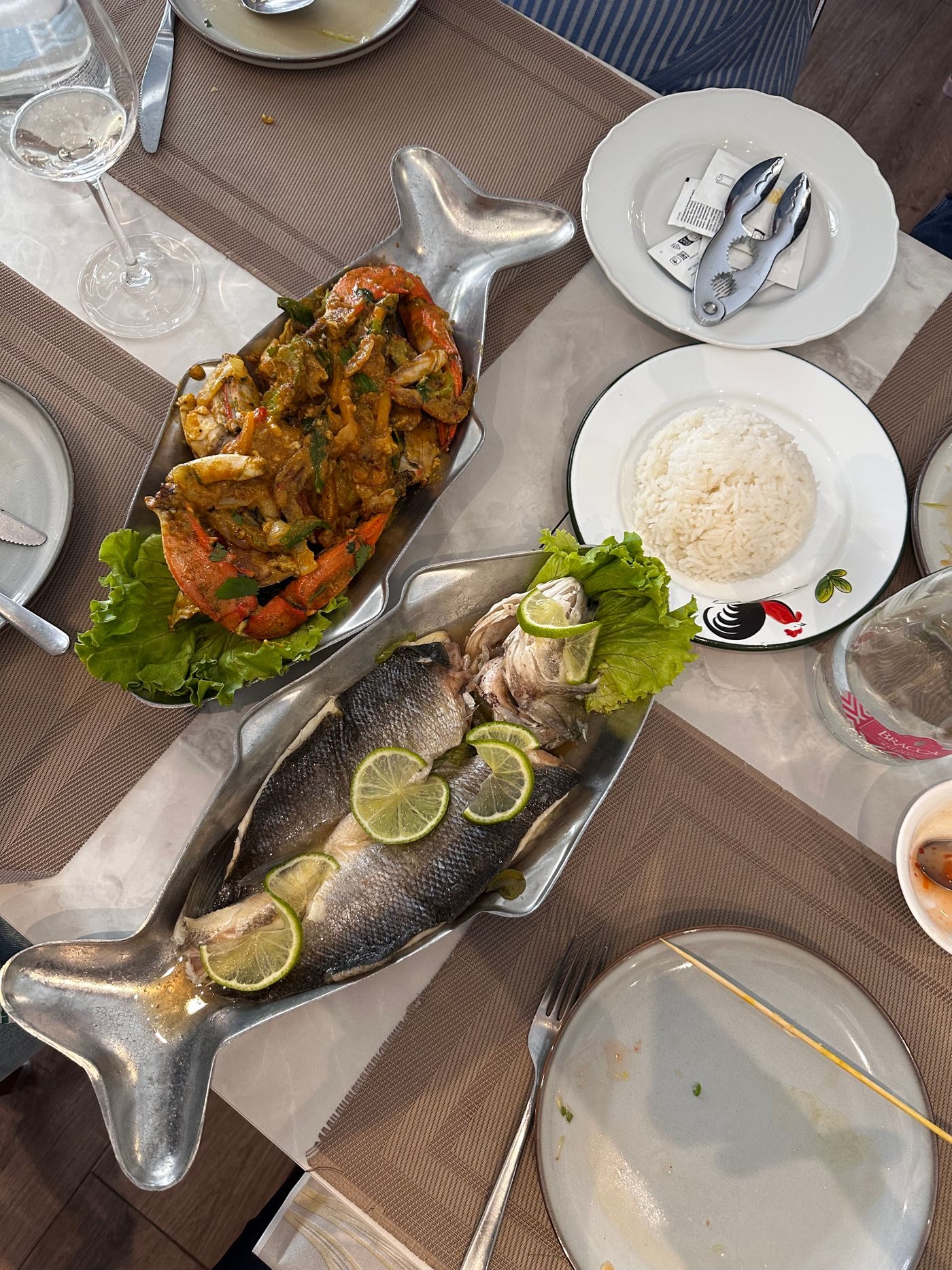 Pescado con rodajas de limón y guarnición